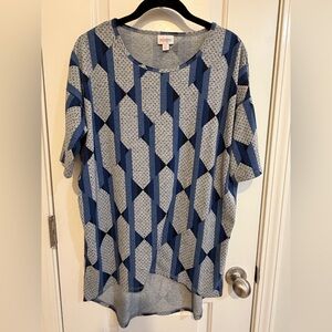 LuLaRoe oversized High-low Short Sleeve Shirt (XS).